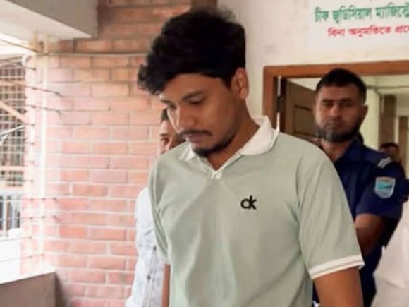 আদালত প্রাঙ্গণে অভিযুক্ত এহসানুর হক মাহিম। ছবি: সংগৃহীত 