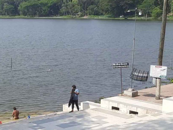 বাগেরহাটের খানজাহান আলীর (রহ.) মাজার সংলগ্ন দিঘি পাড়ে গত ৮ এপ্রিল ঘটনাটি ঘটে। ছবি: সংগৃহীত