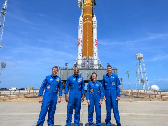 নাসার মহাকাশচারী রিড ওয়াইজম্যান, ভিক্টর গ্লোভার, ক্রিস্টিনা কোচ, জেরেমি হ্যানসেন। ফ্লোরিডার কেনেডি মহাকাশ কেন্দ্র থেকে   ছবিটি তোলা হয়েছে গত ৩০ মার্চ, ২০২৬। ছবি: নাসা