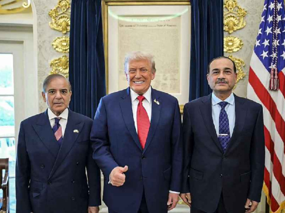 হোয়াইট হাউসে ট্রাম্পের সঙ্গে পাকিস্তানের সেনাপ্রধান আসিম মুনির ও প্রধানমন্ত্রী শেহবাজ শরীফ। ফাইল ছবি: সংগৃহীত (২০২৫)