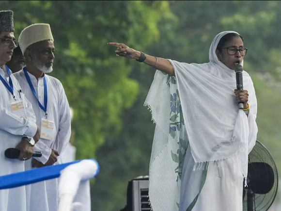 ঈদুল ফিতরের পর কলকাতার মুসলিম সম্প্রদায়ের সদস্যদের উদ্দেশ্যে বক্তব্য রাখেন রাজ্যের মূখ্যমন্ত্রী মমতা বন্দ্যোপাধ্যায়। ছবি: সংগৃহীত