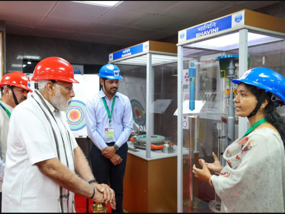 তামিলনাড়ু রাজ্যের কলপাক্কম শহরে পরমাণু প্রকল্প পরিদর্শন করছেন ভারতের প্রধানমন্ত্রী নরেন্দ্র মোদি। ছবি: সংগৃহীত