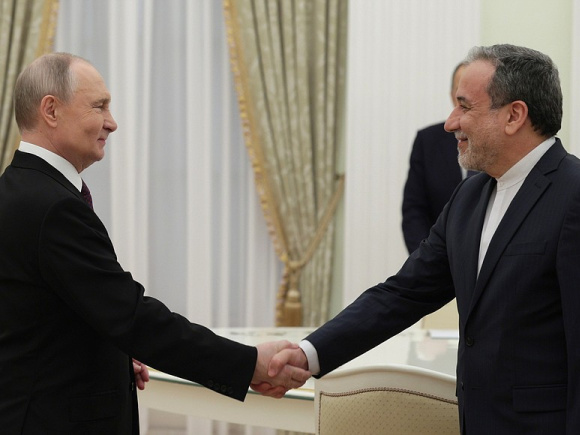 ২০২৫ সালের ১৭ এপ্রিল আরাঘচির সঙ্গে দেখা করেছিলেন পুতিন।ফাইল ছবি: ক্রেমলিনের ওয়েবসাইট