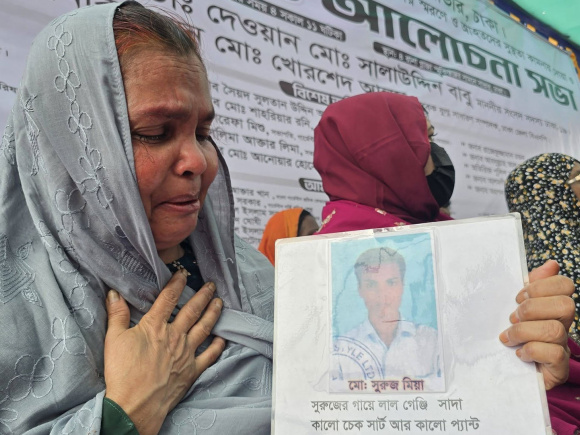 ছেলের অপেক্ষায় মা