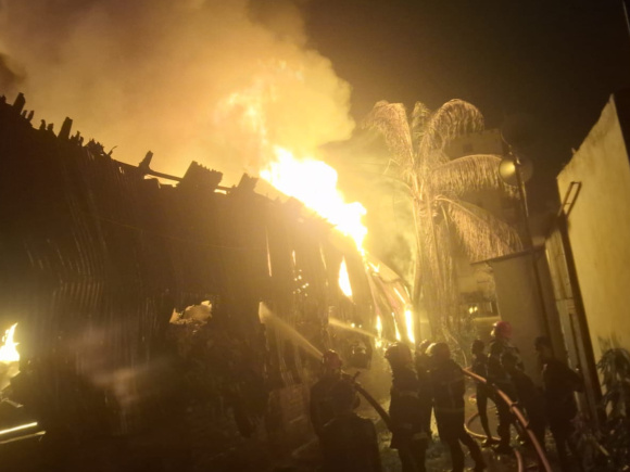  আগুন নিয়ন্ত্রণে কাজ করছে ফায়ার সার্ভিসের সদস্যরা। ছবি: স্টার