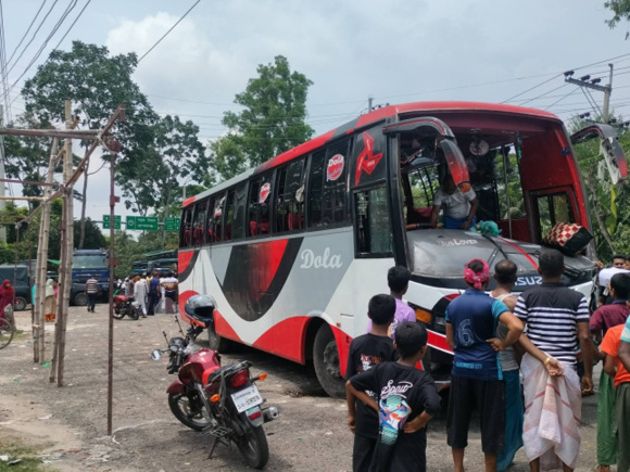 দুর্ঘটনাকবলিত বাসটি। ছবি: স্টার
