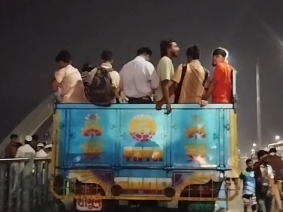 পশুবাহী ট্রাকে বাড়ি ফিরছে ঘরমুখী মানুষ। ছবি: স্টার 