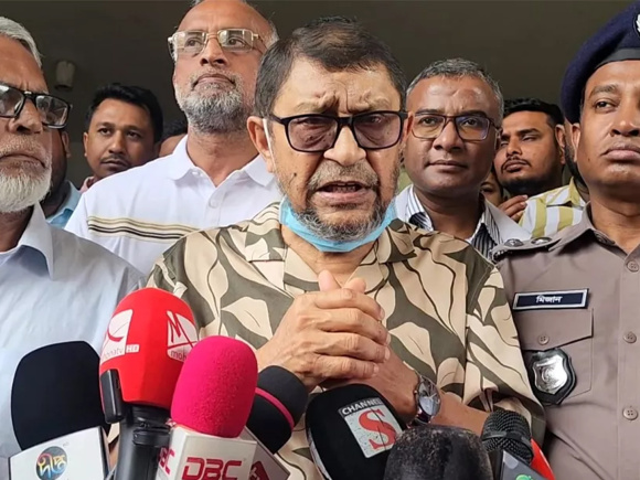সাংবাদিকদের সঙ্গে কথা বলছেন স্বাস্থ্যমন্ত্রী সরদার মো. সাখাওয়াত হোসেন। ছবি: ইউএনবি