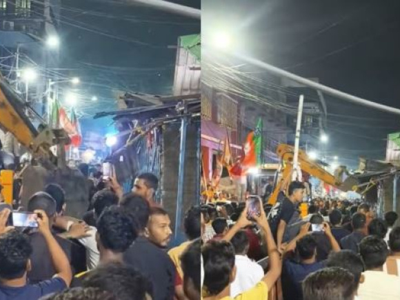 কলকাতার নিউমার্কেটে বুলডোজার দিয়ে মাংসের দোকান ভেঙে দেওয়া হচ্ছে। ছবি: ভিডিও থেকে স্ক্রিণশট