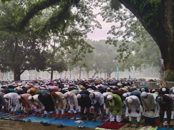 এদিন ভোর থেকেই আকাশ মেঘলা থাকলেও বিভিন্ন এলাকা থেকে মুসল্লিরা মাঠে আসতে শুরু করেন। ছবি: তাফসিলুল আজিজ/স্টার