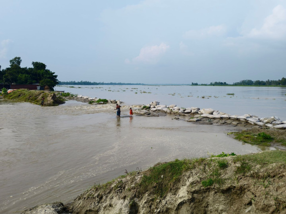 জমি অধিগ্রহণ নিয়ে জটিলতায় দুধকুমার নদের বন্যা নিয়ন্ত্রণ বাঁধের ৩০০ মিটারের নির্মাণ কাজ থেমে আছে। ছবি: স্টার