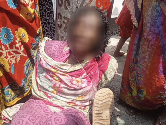 নারীকে খুঁটিতে বেঁধে মারধর, চুল কেটে মুখে কালি মাখানোর অভিযোগ