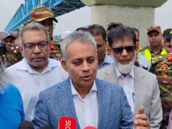 সাংবাদিকদের সঙ্গে কথা বলছেন মন্ত্রী শেখ রবিউল আলম। ছবি: স্টার