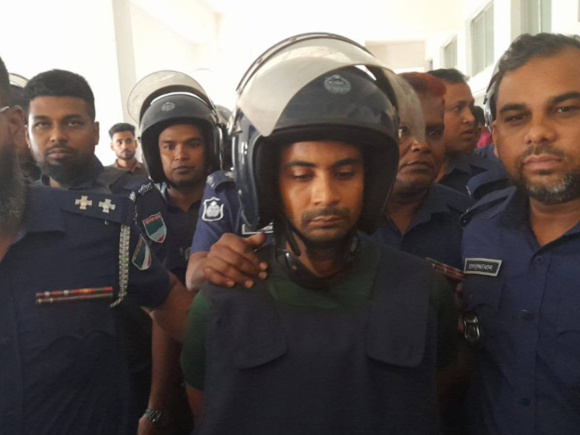 আদালত প্রাঙ্গণে আসামি আবু তাহের। ছবি: স্টার