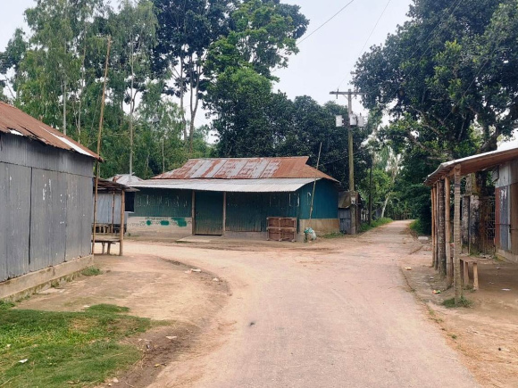 গ্রেপ্তার আতঙ্কে পুরুষশূন্য গ্রাম