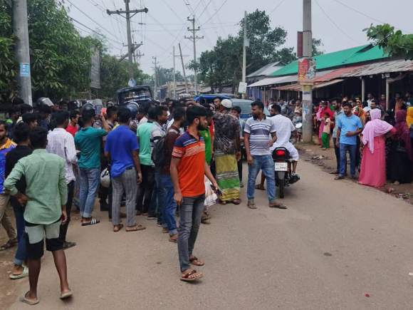 শ্রমিকদের সড়ক অবরোধ