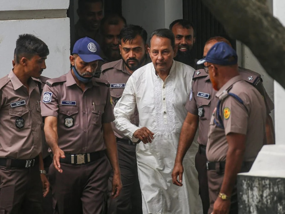 হাসানুল হক ইনুকে আজ মঙ্গলবার আন্তর্জাতিক অপরাধ ট্রাইব্যুনালে হাজির করা হয়। ছবি সৌজন্য: প্রথম আলো