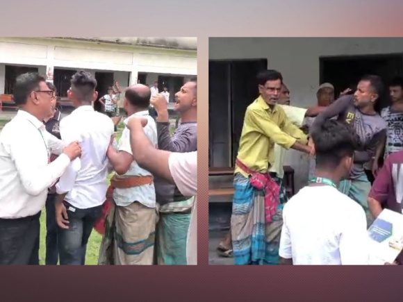ঝিনাইদহের শৈলকূপায় শিক্ষার্থীদের চুল কেটে দেওয়াকে কেন্দ্র করে অভিভাবক ও বিদ্যালয় কর্তৃপক্ষের মধ্যে হাতাহাতি। ছবি: স্টার 