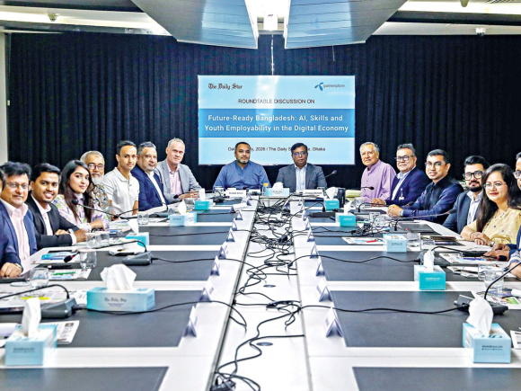 দ্য ডেইলি স্টার সেন্টারে আয়োজিত ‘ফিউচার-রেডি বাংলাদেশ: এআই, স্কিলস অ্যান্ড ইয়ুথ এমপ্লয়্যাবিলিটি ইন দ্য ডিজিটাল ইকোনমি’ শীর্ষক গোলটেবিল বৈঠকে বক্তারা। ছবি: স্টার.