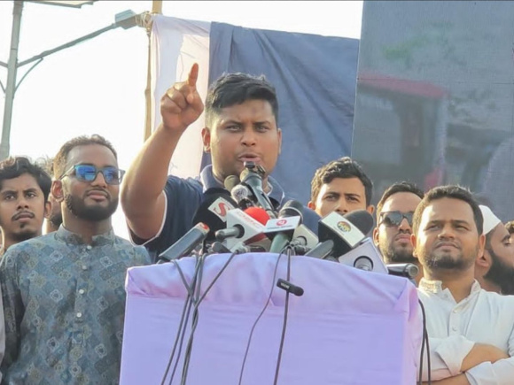 নারায়ণগঞ্জে সমাবেশে বক্তব্য রাখছেন এনসিপির দক্ষিণাঞ্চলের মুখ্য সংগঠক হাসনাত আব্দুল্লাহ। ছবি: স্টার
