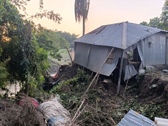 পাবনার অতল্লাপুর গ্রামে বিলের অতিরিক্ত পানি নিষ্কাশনের খালে আকস্মিক ভাঙন। ছবি: স্টার 
