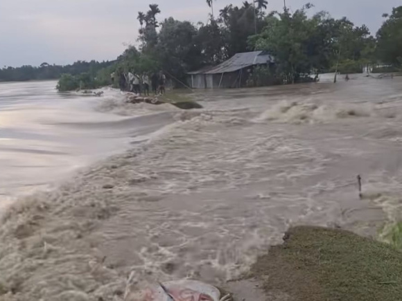 বাঁধ ভেঙে প্লাবিত হয়েছে কয়েকটি গ্রাম