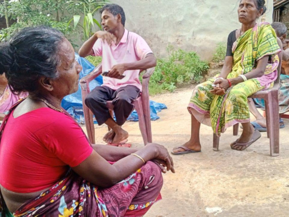 মৃত আরতি মুন্ডার স্বজনরা। ছবি: স্টার