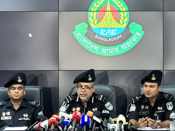 সংবাদ সম্মেলনে বক্তব্য রাখেন র‍্যাব ১০–এর অধিনায়ক অতিরিক্ত ডিআইজি মোহা. আসাদুজ্জামান। ছবি: সংগৃহীত