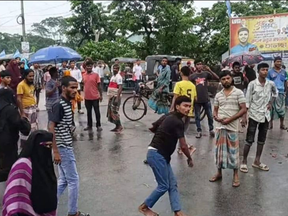  এক আসামির মৃত্যুর গুজবে  থানায় হামলা করে বিক্ষুব্ধরা। ছবি: সংগৃহীত