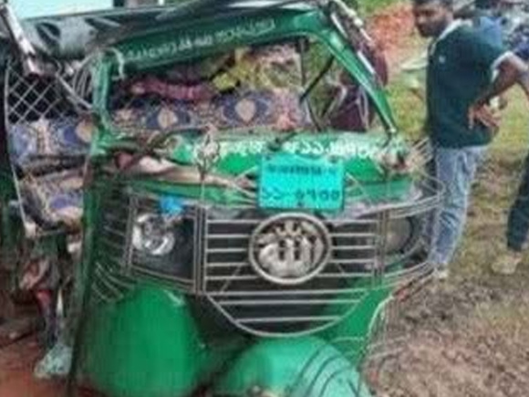 দুর্ঘটনাকবলিত অটোরিকশাটি। ছবি: স্টার