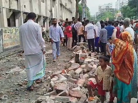 ৮ ফুট উঁচু একটি সীমানা দেয়াল হঠাৎ ধসে পড়ে। ওই সময় কলেজের পাশে সাশ্রয়ী মূল্যের টিসিবির পণ্য কেনার জন্য অনেক মানুষ লাইনে ছিলেন। ছবি: স্টার
