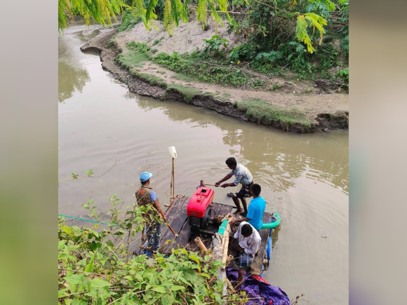 অবৈধভাবে বালু উত্তোলন করা হচ্ছে। ছবি: স্টার