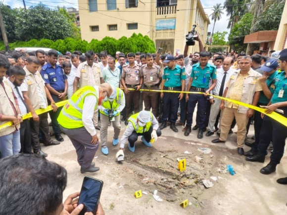 বরিশাল আদালত চত্বরে বিস্ফোরণের ঘটনায় আলামত সংগ্রহ করছে সিআইডি। ছবি: স্টার