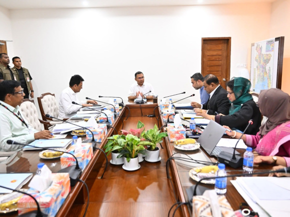 মেয়েদের পাশাপাশি ছেলেদের জন্যও মেধা ও যোগ্যতার ভিত্তিতে উপবৃত্তি দেওয়ার বিষয়ে বৈঠকে আলোচনা হয়।