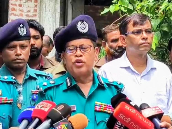 বক্তব্য দিচ্ছেন আরপিএমপি কমিশনার মাহবুবুর রশিদ। ছবি: স্টার 