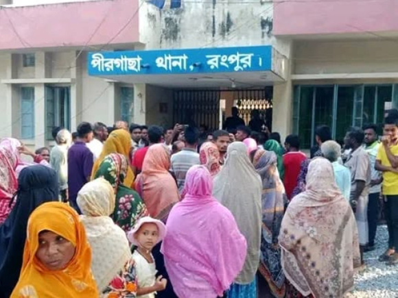  পীরগাছা থানার সামনে বিক্ষোভ। ছবি: সংগৃহীত