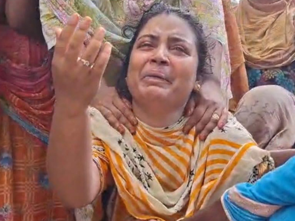  মৃত সিহাব হোসেনের মায়ের আহাজারি। ছবি: স্টার