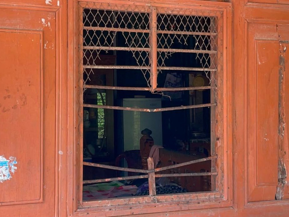 ভেঙে ফেলা জানালাটি। ছবি: স্টার