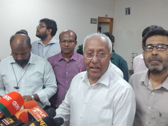 সাংবাদিকদের সঙ্গে কথা বলছেন ইসির সিনিয়র সচিব