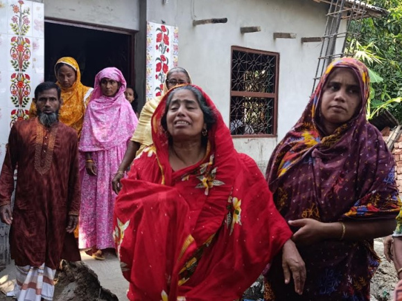 দুই ছেলেকে হারিয়ে শোকে বিহ্বল মা। ছবি: আহমেদ হুমায়ুন কবির তপু/স্টার 
