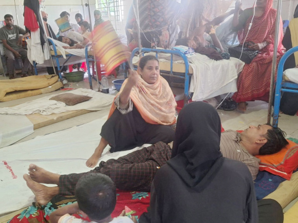 হাসপাতালে এক রোগীকে হাতপাখা দিয়ে বাতাস করা হচ্ছে। ছবি: সুশান্ত ঘোষ/স্টার