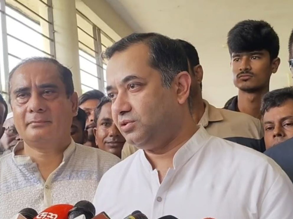  সাংবাদিকদের সঙ্গে কথা বলছেন তথ্য ও সম্প্রচার প্রতিমন্ত্রী ইয়াসের খান চৌধুরী। ছবি: স্টার