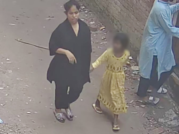  শিশু নুসরাতের হাত ধরে নিয়ে যাচ্ছেন এক তরুণী। ছবি: ভিডিও থেকে নেওয়া