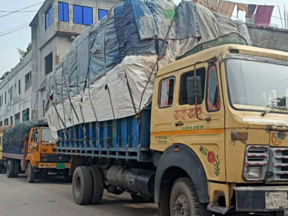 ফেরি চলাচল বন্ধ