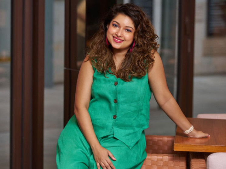 কোঁকড়া চুলই এখন ট্রেন্ড, যত্ন নেবেন যেভাবে