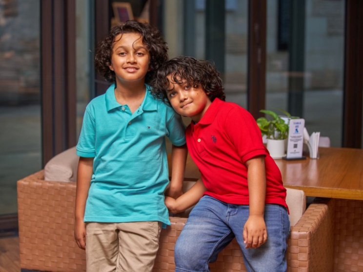 কোঁকড়া চুলই এখন ট্রেন্ড, যত্ন নেবেন যেভাবে