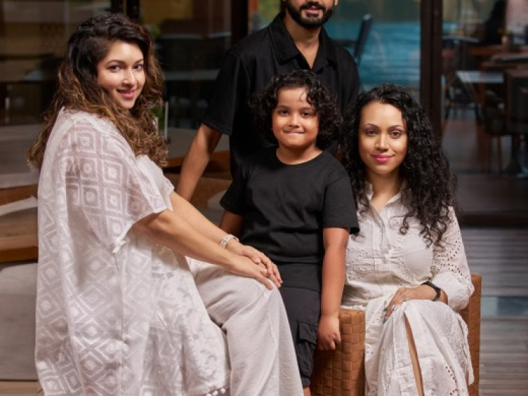 কোঁকড়া চুলই এখন ট্রেন্ড, যত্ন নেবেন যেভাবে