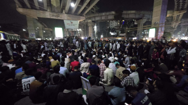  শাহবাগে ইনকিলাব মঞ্চের নেতাকর্মীরা। ছবি: স্টার