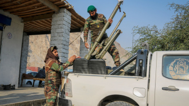 সীমান্ত এলাকায় রকেট প্রস্তুত করছেন তালেবান সেনারা। ছবি: রয়টার্স