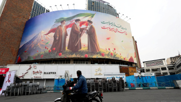 তেহরানের একটি বিলবোর্ডে দেশটির তিন প্রজন্মের নেতার প্রতীকী চিত্রায়ন। ছবি: রয়টার্স